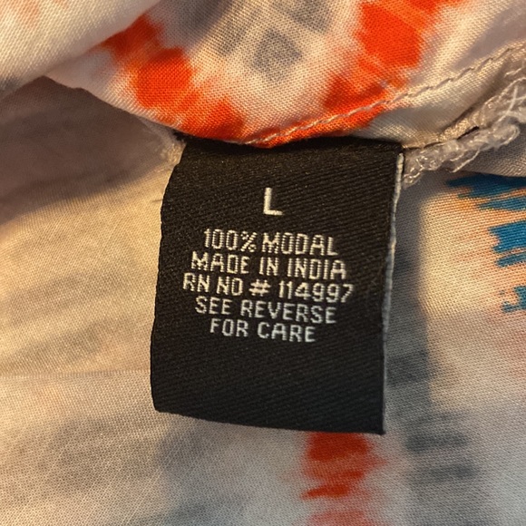 Tolani Collection woven v neck top with asymmetric hem - Picture 8 of 8